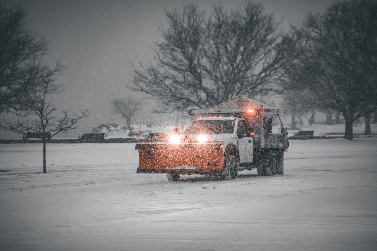 Camion de déneigement en intervention lors d'une tempête